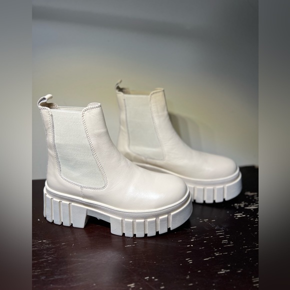 NEW Aqua Women's Bonds Lug Sole Ankle Boots Color Bone 6 7 M (Flaw: TWO SIZES) - Picture 1 of 9